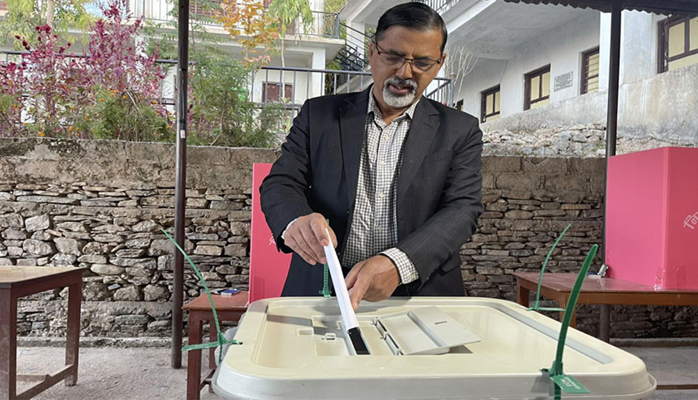 अर्थमन्त्री जनार्दन शर्माले गरे मतदान