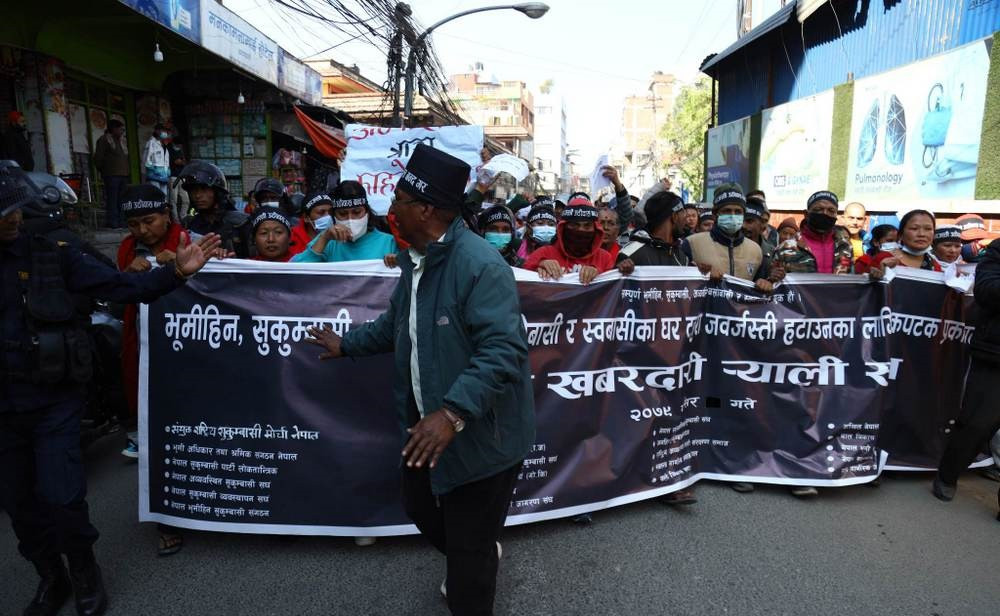 काठमाडौं महानगरविरुद्ध सुकुम्बासी बस्तीका बासिन्दाहरुले गरे विरोध प्रदर्शनि 