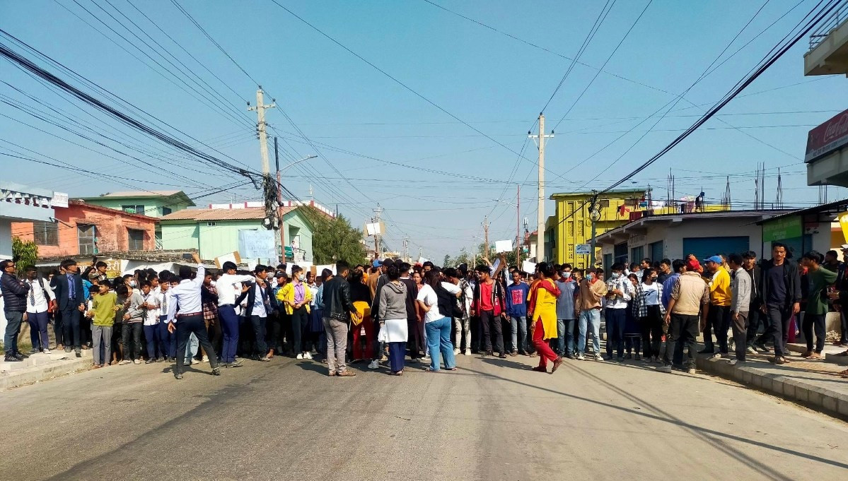 धनगढीमा निषेधाज्ञा तोडेर विद्यार्थीहरू प्रदर्शनमा, सात राउन्ड हवाई फायर