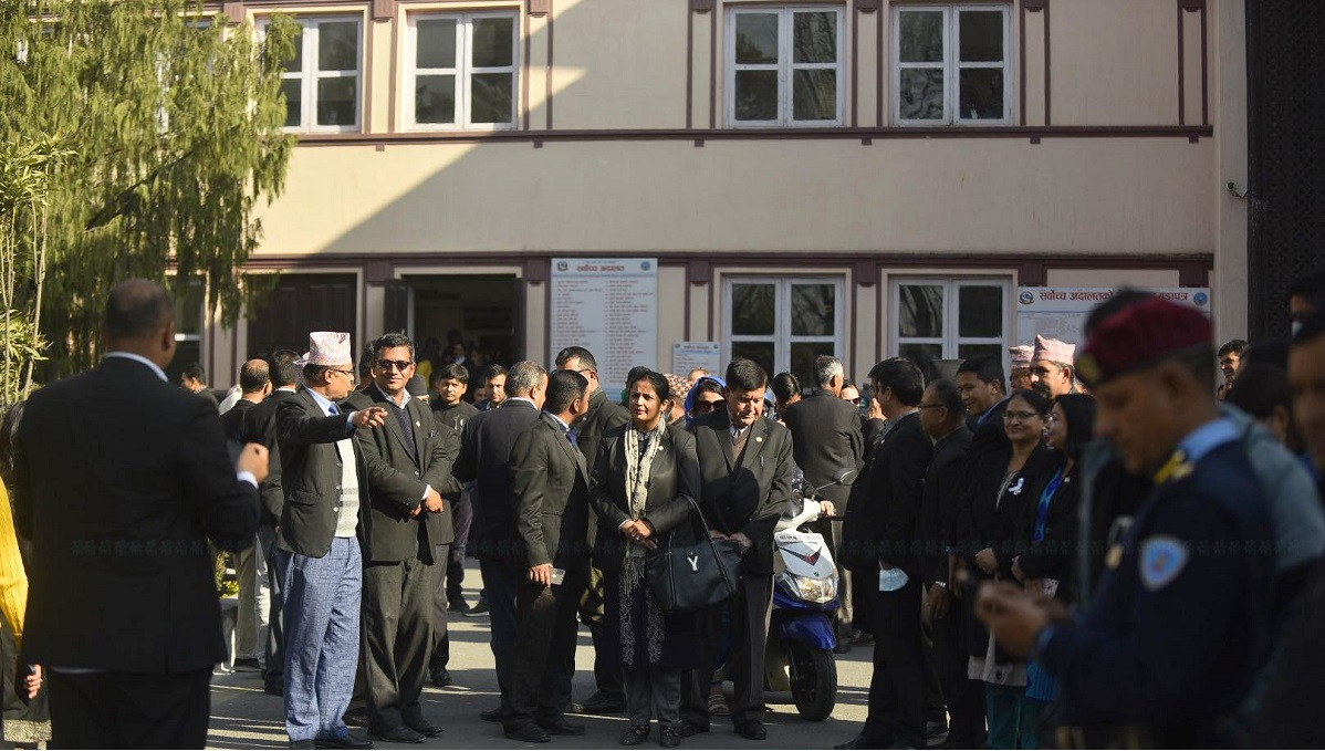 चोलेन्द्र शम्शेरलाई सर्वोच्चमा छिर्न नदिन मूल गेटमा कानुन व्यवसायीहरुको धर्ना