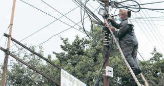 ठमेलभित्र अव्यवस्थित इन्टरनेटका तार काट्न सुरु