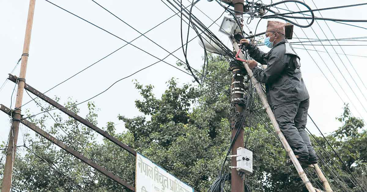 ठमेलभित्र अव्यवस्थित इन्टरनेटका तार काट्न सुरु