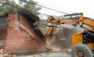 धोबीखोलास्थित देवीनगर क्षेत्रका अबैध संरचनामाथि  डोजर चलाउँदै महानगरले