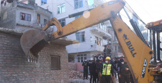 रुद्रमती किनारको अतिक्रमित संरचनामाथि चल्यो महानगरले डोजर 