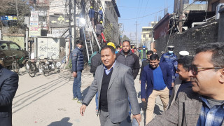 गुजुल्टिएका तार हटाएर ठमेललाई सफा बनाइँदै