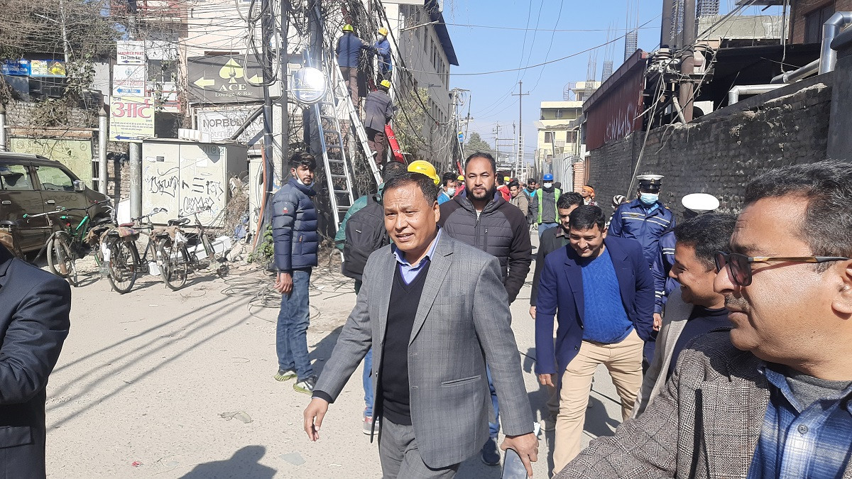 गुजुल्टिएका तार हटाएर ठमेललाई सफा बनाइँदै