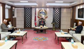प्रधानमन्त्रीद्वारा अर्थमन्त्री र गभर्नरसँग छलफल,  मौद्रिक नीतिमा सुधार गर्न  सुझाव