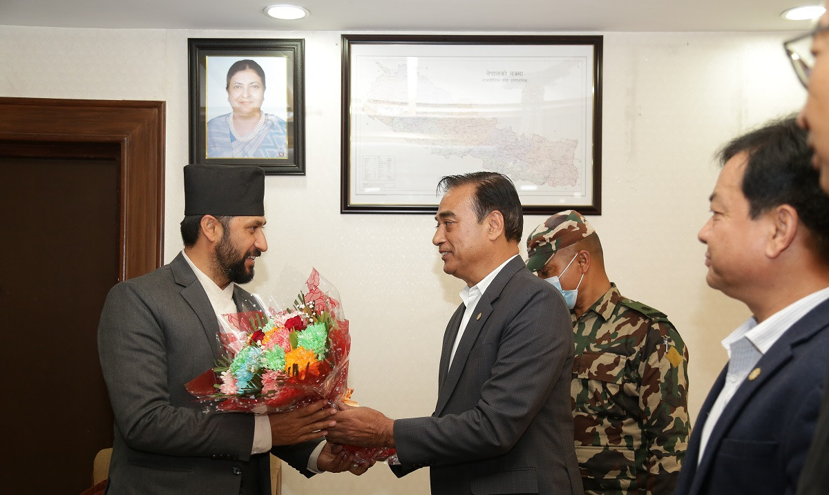 सीमाबाट हुने अवैध व्यापार नियन्त्रण गर्न गृहमन्त्री लामिछानेलाई चेम्बरको आग्रह 