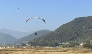 पोखराको मान्द्रेढुङ्गाबाट माघ १ देखि प्याराग्लाइडिङको व्यावसायिक उडान
