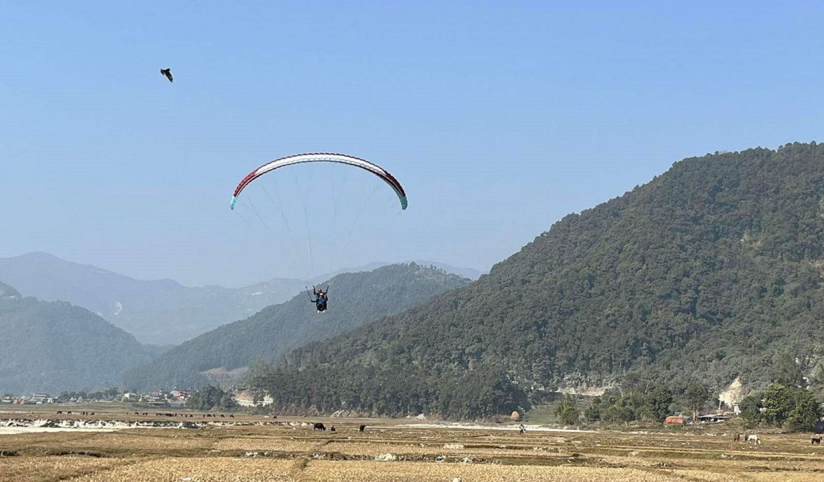 पोखराको मान्द्रेढुङ्गाबाट माघ १ देखि प्याराग्लाइडिङको व्यावसायिक उडान