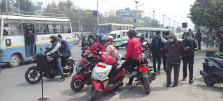 असुरक्षित अफलाइन राइडरलाई धमाधम कारबाही गर्दै प्रहरी 