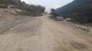 मध्यपहाडी लोकमार्गको लुकुम खण्ड निर्माण अलपत्र 