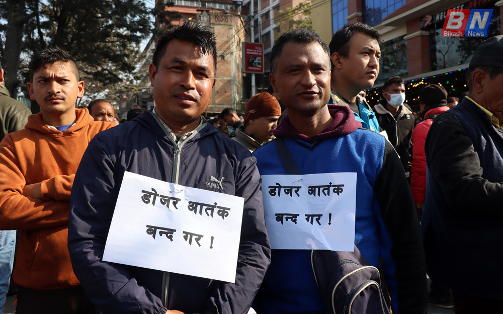 कामपा प्रमुख साहले ज्यादति गरेको भन्दै स्थानीयले गरे विरोध 