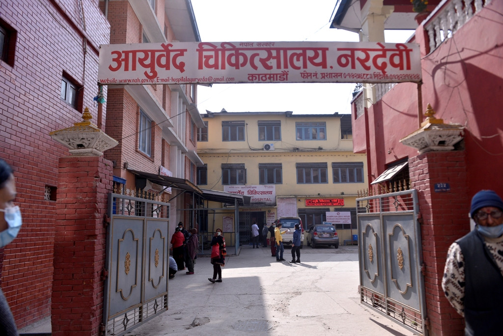 आयुर्वेद चिकित्सालको सेवा प्रवाहमा समस्या, यस्तो छ कारण