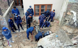 भक्तपुरमा पर्खाल लडेर पुरिँदा एकको मृत्यु