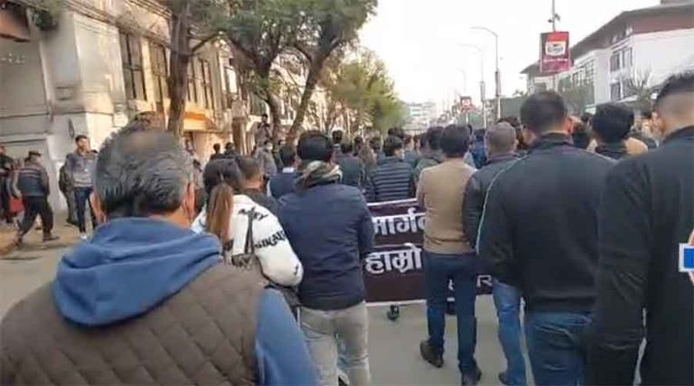 पार्किङ हटाएको भन्दै दरबारमार्गका व्यापारीको बिरोध प्रदर्शन