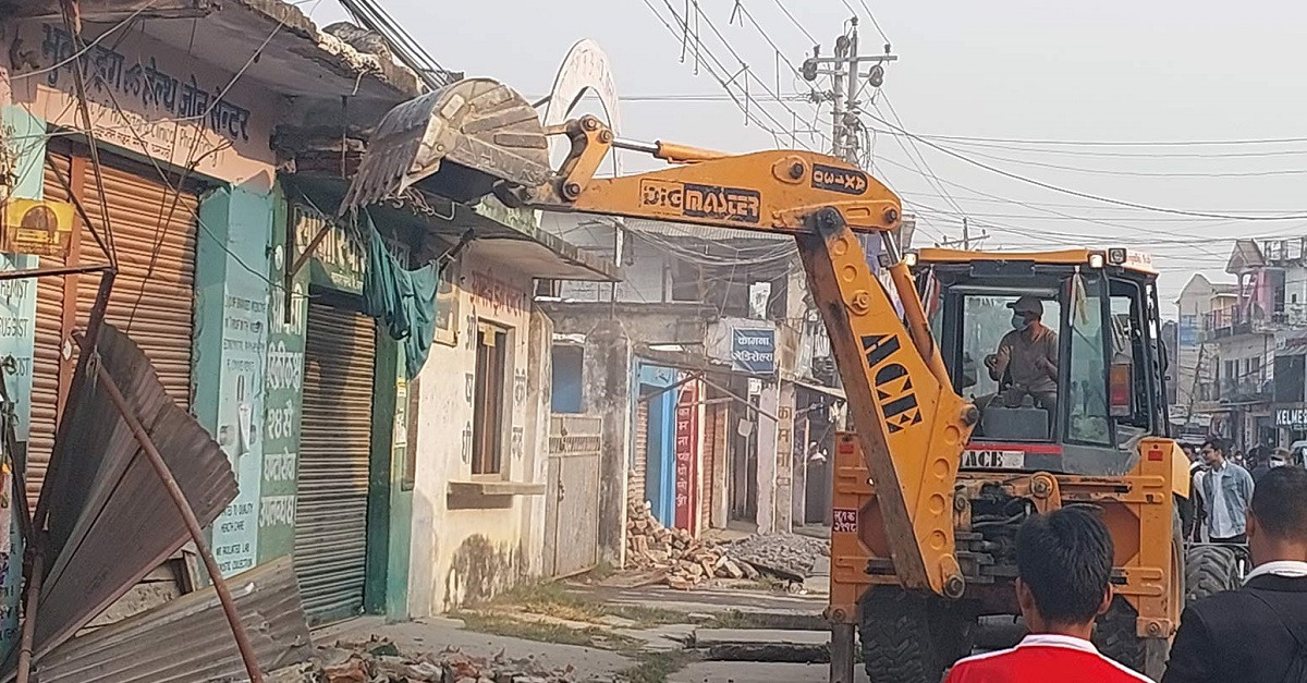 अतिक्रमित संरचनामा धनगढी उपमहानगरको डोजर