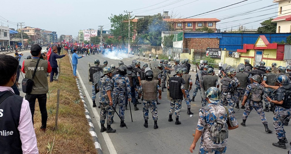 कोशी नामकरणविरुद्धको प्रदर्शनकारी र प्रहरीबीच झडप, नियन्त्रणमा लिन अश्रुग्यास प्रहार