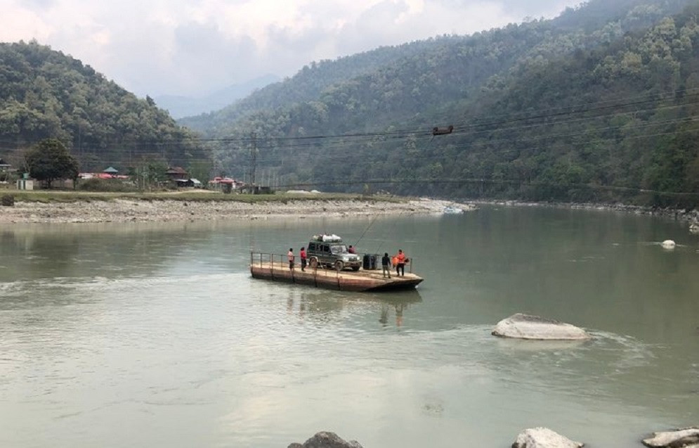 कोशी प्रदेशको संखुवासभा र भोजपुरको विचमा रहेको अरुण नदिमा तुइन माफत सवारी साधन तारिँदै