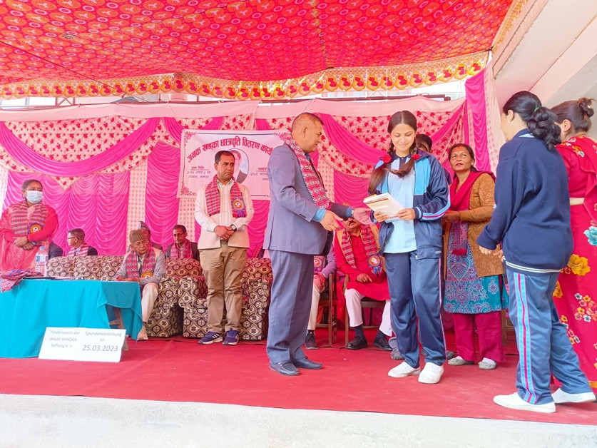 भक्तपुरका १४२ गरिब तथा जेहेन्दार बिद्यार्थीलाई छात्रबृत्ति 