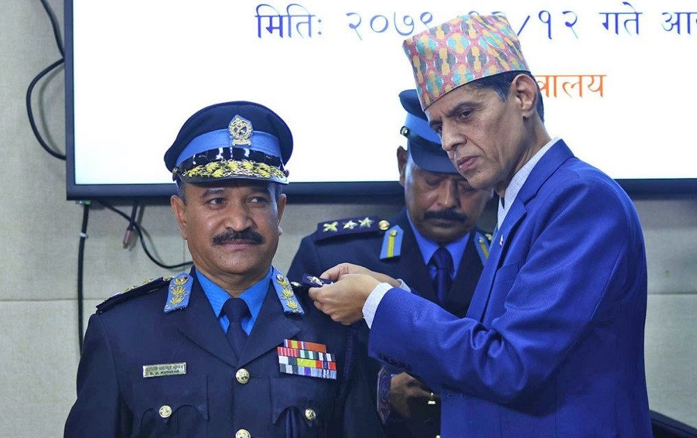 नवनियुक्त प्रहरी महानिरीक्षक कुँवरलाई दज्र्यानी चिन्ह प्रदान