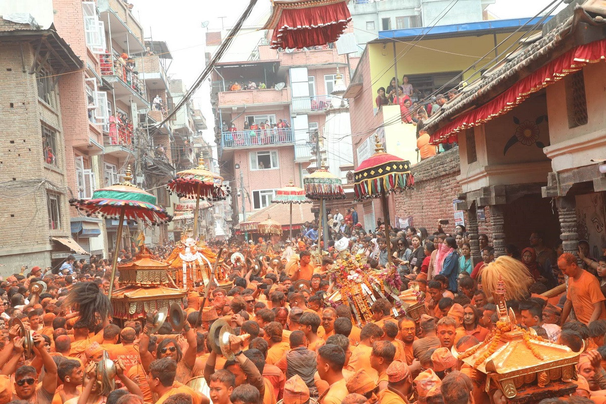 सिन्दुरे जात्रामा रङ्गियो मध्यपुरथिमि
