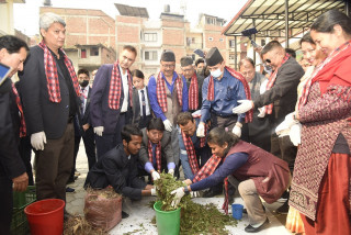 सामुदायिक विद्यालयको फोहोर बाहिर ननिकालिने