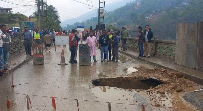 धादिङको पुल भासिएपछि पृथ्वीराजमार्गमा सवारी आवागमन अवरुद्ध
