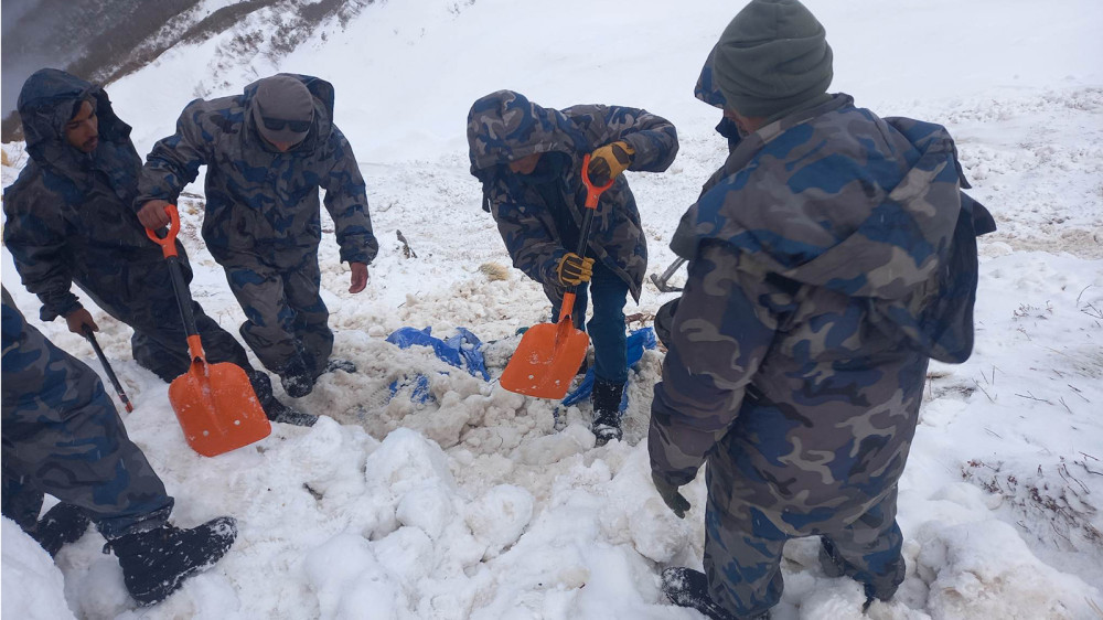 हिमपहिरोमा बेपत्ता दुईको खोजी जारी, ३ जनाको शव फेला 
