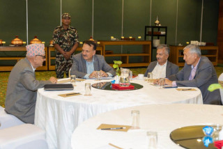 आगामी आर्थिक वर्षको बजेट तयारीकालागि पूर्व अर्थ मन्त्रीहरुसंग अर्थ मन्त्रीको छलफल