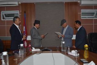 राष्ट्रिय योजना आयोगका सदस्य डा. बुढाथोकीले लिए सपथ 