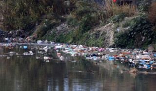 वाग्मती नदी किनारमा फोहर फाल्नेलाई जरिवाना