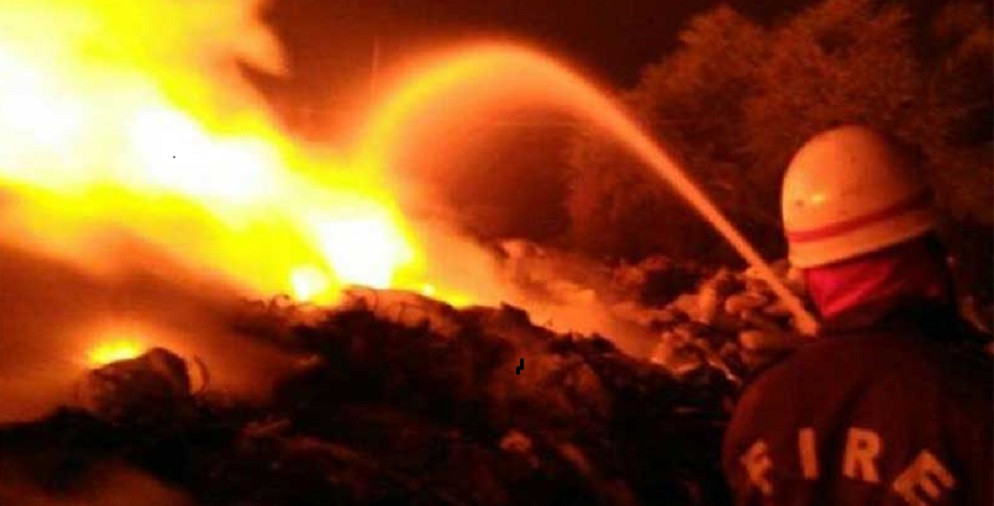 भक्तपुरको फर्निचर कारखानामा भीषण आगलागी, एक घरमा क्षति
