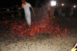 आगोको भुङ्ग्रोमाथिको अनौठो नाच, किन नाचिन्छ आगो माथि ?