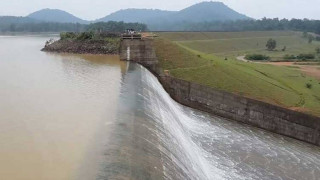 मोबाइल निकाल्न जलाशय नै खाली गराउने भारतीय अधिकारी निलम्बित