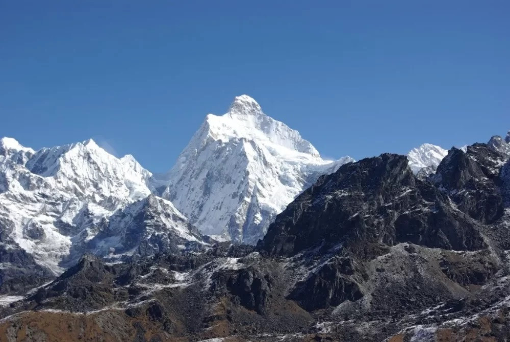 चार विदेशीसहित १४ जनाले गरे कञ्चनजङ्घा आरोहण