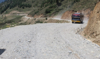 सडक कालोपत्रे नहुँदा रारा पुग्ने पर्यटकलाई सास्ती, समेट्न सकेन नयाँ बजेटले
