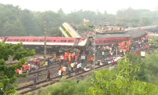 भारतको ओडिशामा भयानक रेल दुर्घटना, २ सय बढीको यात्रुको मृत्यु, ९सय बढी घाइते