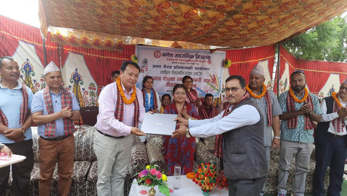 एक सय ३५ बिद्यार्थीलाई पोशाक र शैक्षिक सामाग्री 