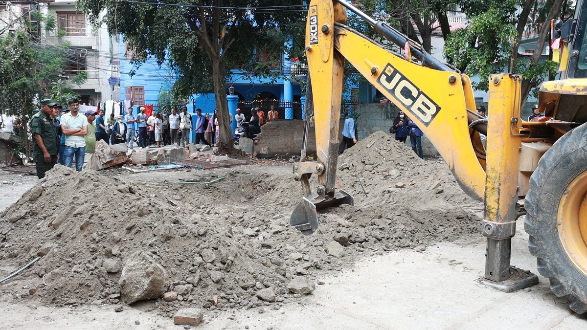 अनामनगरको सार्वजनिक जग्गामा महानगरले डोजर चलाएपछि विरोध