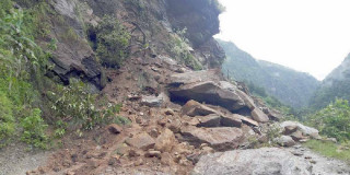 महभिरमा ढुङ्गा खस्दा मध्यपहाडी राजमार्ग अवरुद्ध