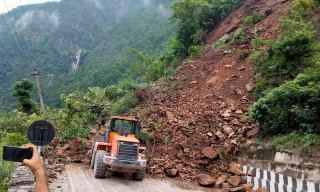 पहिरोका कारण नारायणगढ-मुग्लिन सडक अवरुद्ध, राती सवारी नचलाउन प्रहरीको आग्रह