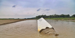 बाढीले सीमा स्तम्भ बगायो
