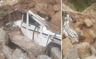 गुडिरहेको जीपमाथि पहिरो खस्दा तीनजना घाइते