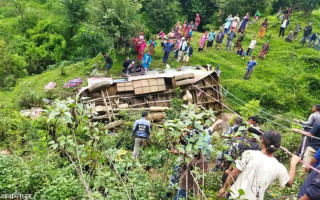 रोल्पामा बस दुर्घटना, ४ जनाको मृत्यु १४ घाइते