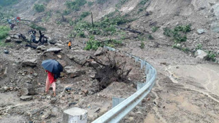 पहिरोले मदन भण्डारी लोकमार्ग अवरुद्ध
