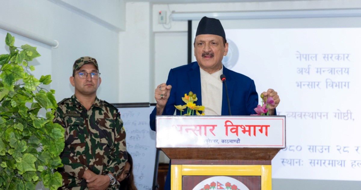 भन्सार कर्मचारीको सोचमा परिवर्तन आउन जरुरी छ : अर्थमन्त्री डा. महत