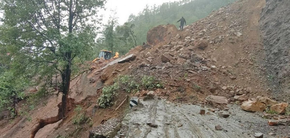 पहिरोका कारण देशभरका ९ राजमार्ग अवरोध