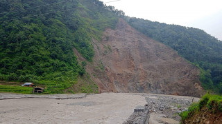 हेलम्बु मेलम्चीमा  बाढी  मेलम्ची–हेलम्बु सडक अवरुद्ध