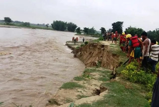 अरुण नदीको कटानले भोटखोलमा एक घर विस्थापित, १७ घर पहिराको उच्च जोखिममा